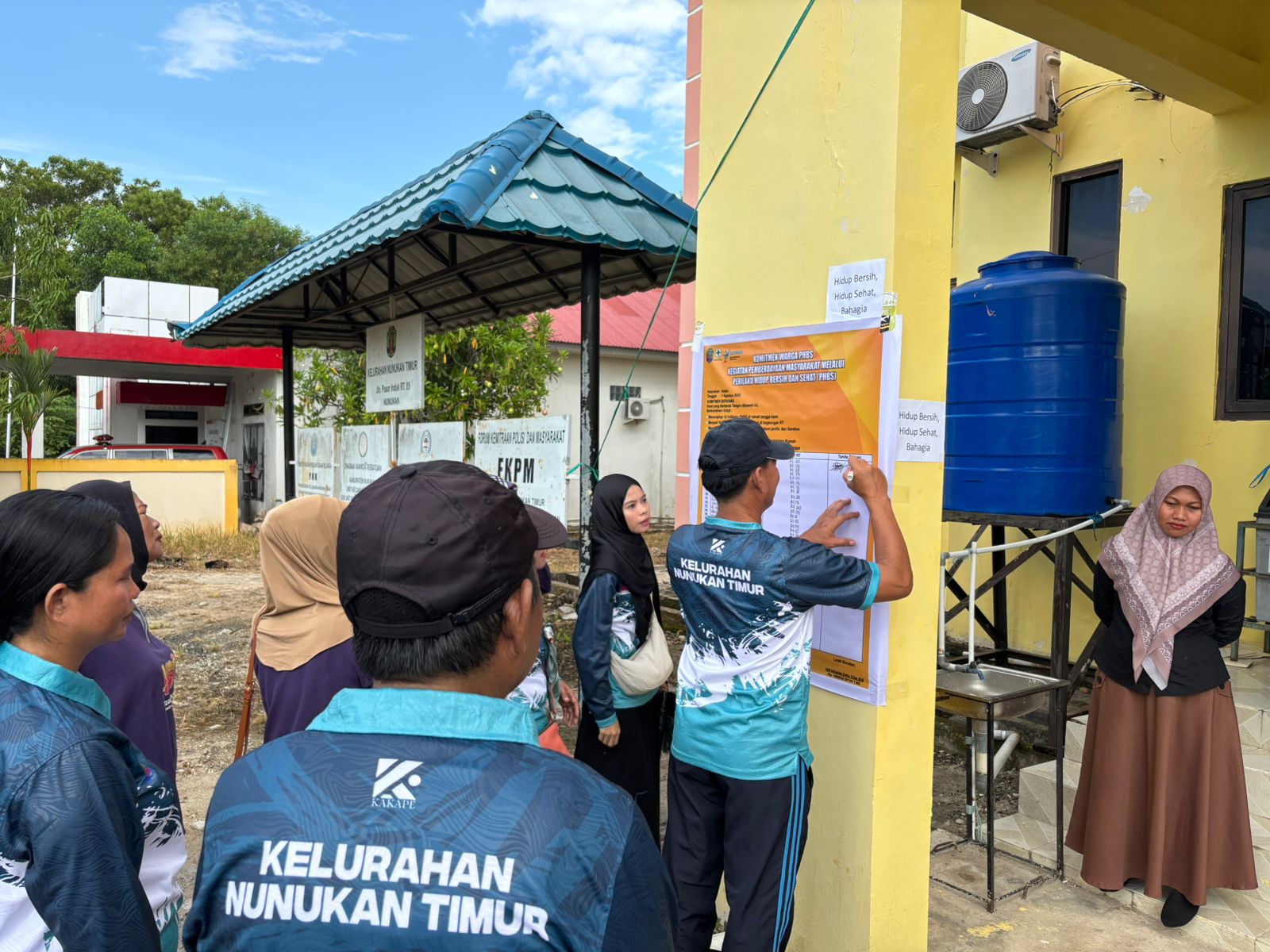 Kegiatan Pemberdayaan Masyarakat dan Tanda Tangan Komitmen Melalui Perilaku Hidup Bersih dan Sehat (PHBS)